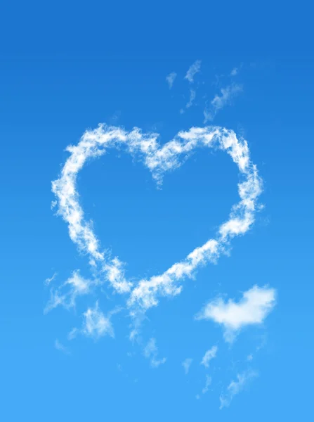 Μπλε του ουρανού με το σύννεφο στυλ καρδιά — Φωτογραφία Αρχείου