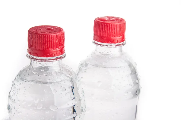 Plastic flessen van drinkwater geïsoleerd — Stockfoto