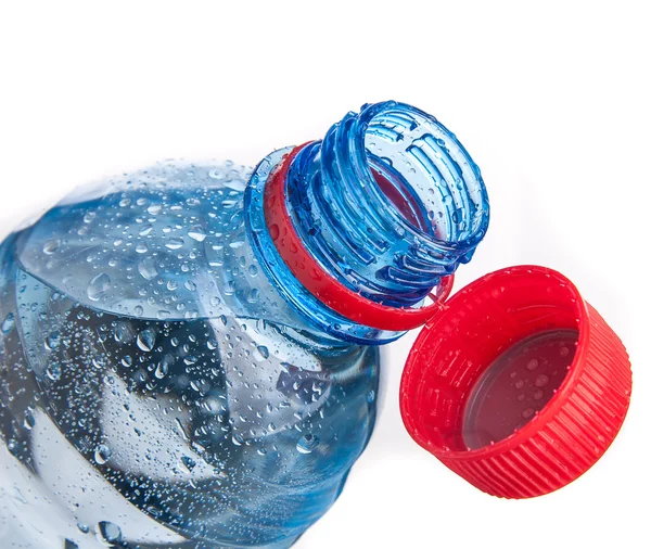 Plastic fles drinkwater geïsoleerd op wit — Stockfoto