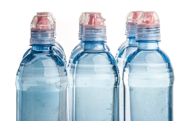 Bouteille en plastique d'eau potable isolée sur blanc — Photo