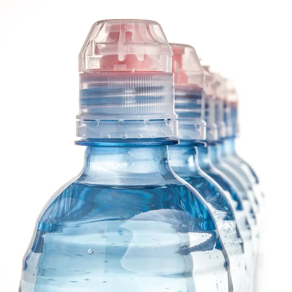 Bouteille en plastique d'eau potable isolée sur blanc — Photo