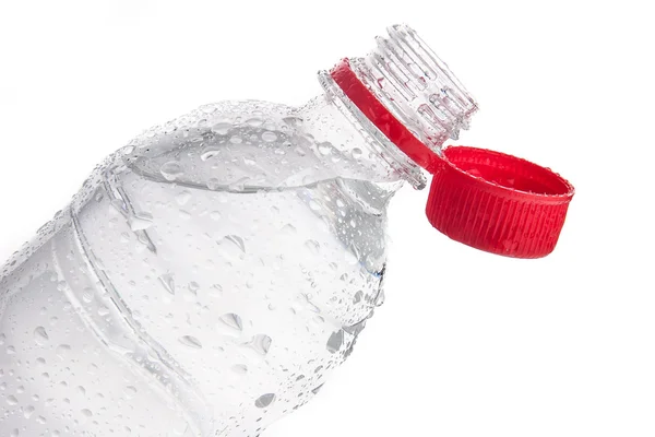 Plastflaska med dricksvatten isolerad på vitt — Stockfoto