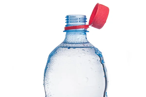 Пластиковая бутылка питьевой воды изолирована на белом — стоковое фото
