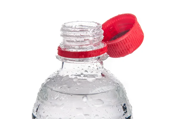 Пластиковая бутылка питьевой воды изолирована на белом — стоковое фото
