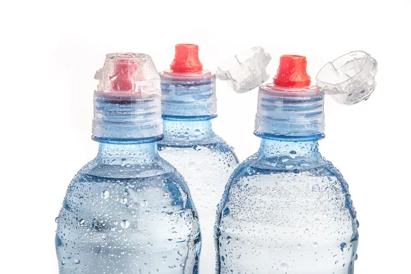 Botol plastik berisi air minum yang diisolasi dengan warna putih — Stok Foto