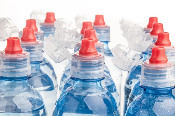 Plastová láhev pitné vody izolovaná na bílém — Stock fotografie