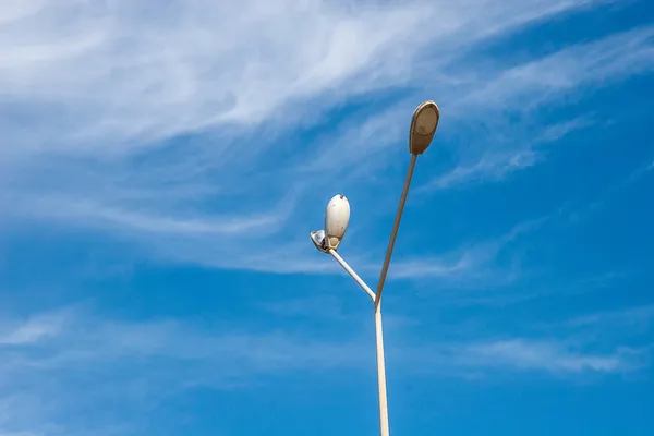 Lampione contro uno sfondo cielo blu — Foto Stock