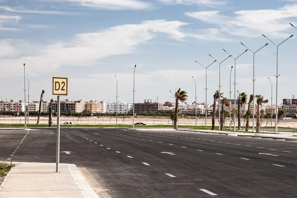 Empty asphalt road with cloudy sky and sunlight — Stock Photo, Image