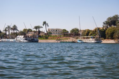 Mısır 'da Luxor yakınlarındaki Nil' de su manzarası