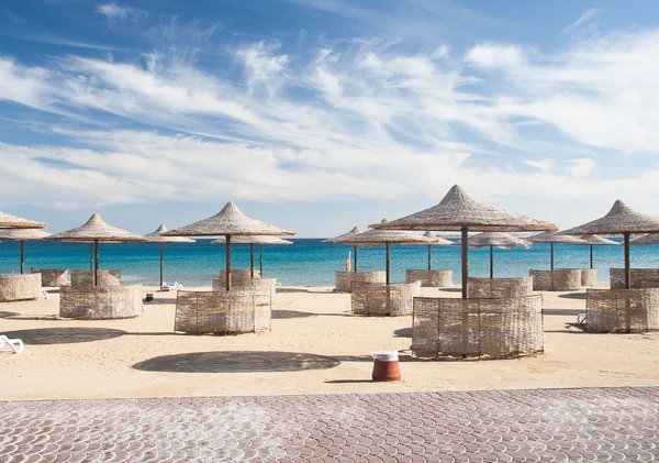 Außenfassade des Hotelgebäudes im Sommer — Stockfoto