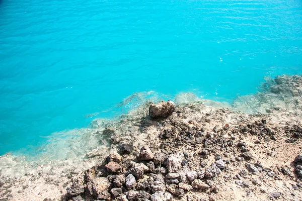 Дивовижне блакитне озеро серед піску та каміння — стокове фото