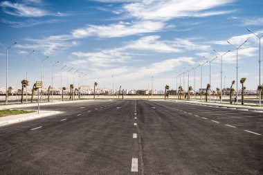 boş asfalt yol ile bulutlu gökyüzü ve gün ışığı