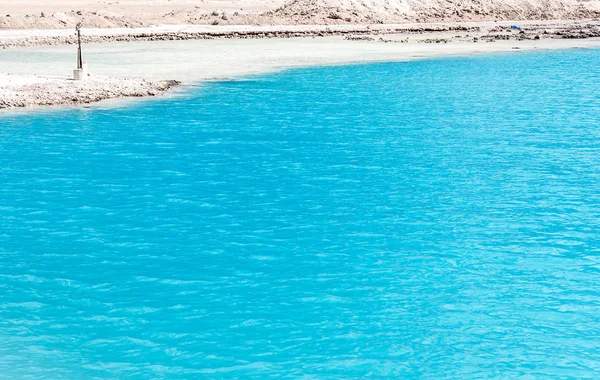 Amazing Blue lake among the sand and rocks — Stock Photo, Image