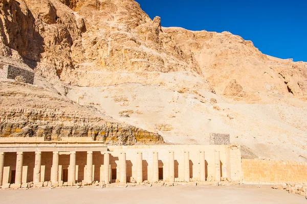 O templo de Hatshepsut perto de Luxor, no Egito — Fotografia de Stock