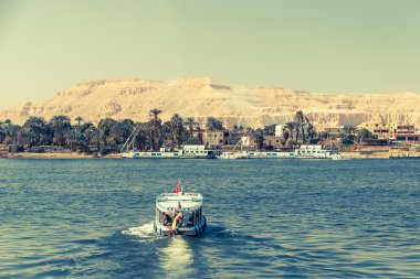 Mısır 'da Luxor yakınlarındaki Nil' de su manzarası