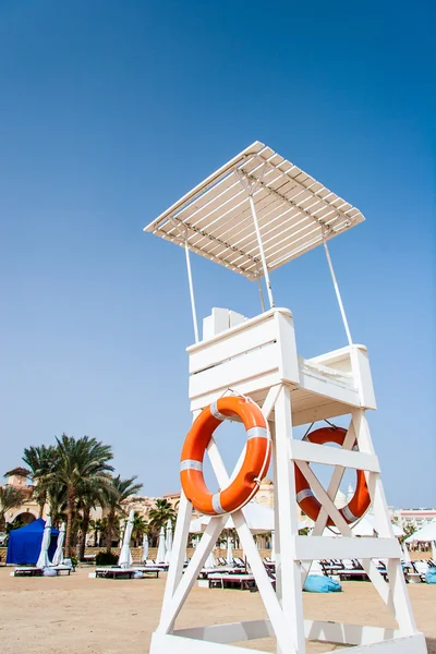 Badmeester station op het strand — Stockfoto