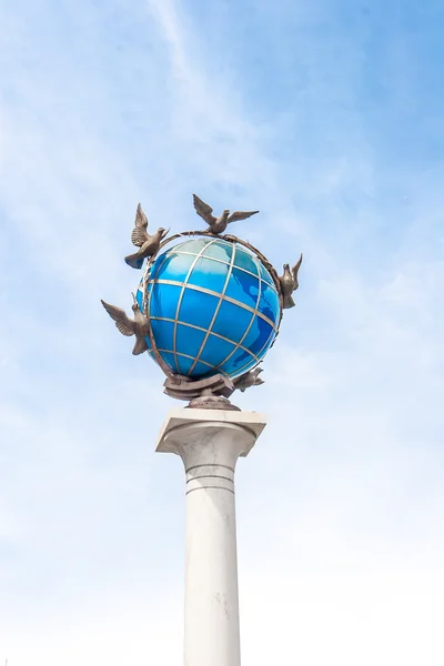 Stella with column at Independence square in Kiev — Stock Photo, Image