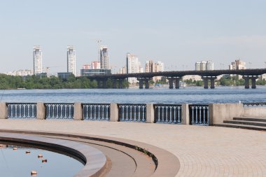 Kiev cityscape ve Dinyeper Nehri, Ukrayna
