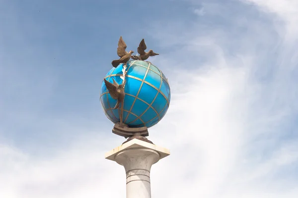 Stella con columna en la Plaza de la Independencia en Kiev — Foto de Stock