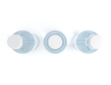 Beyaz arkaplanda izole edilmiş su şişeleri