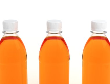 Beyaz arkaplanda izole edilmiş su şişeleri