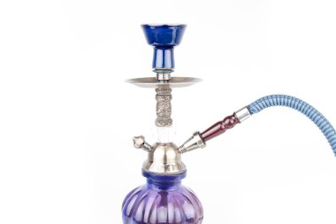 Doğu nargilesi beyaz arkaplanda izole