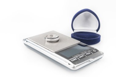 Beyaz arka plan üzerinde izole dijital Terazi