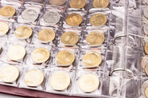 Монетный альбом с монетами мира — стоковое фото