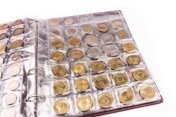 Монетный альбом с монетами мира — стоковое фото