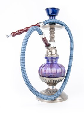 Doğu nargilesi beyaz arkaplanda izole