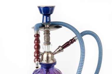Doğu nargilesi beyaz arkaplanda izole
