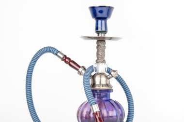 Doğu nargilesi beyaz arkaplanda izole
