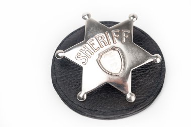 Beyaz arka plan üzerinde izole şerif rozeti