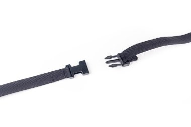 kayışı üzerinde siyah plastik toka