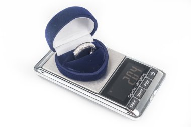 Beyaz arka plan üzerinde izole dijital Terazi