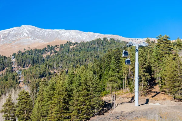 Ski lift in the mountains — Stock Photo, Image