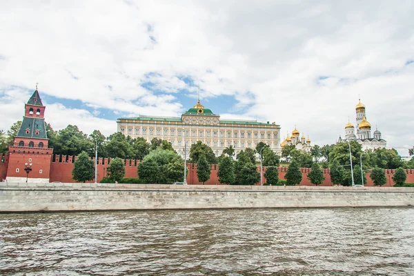 Kremlin van Moskou gebouw in zomertijd — Stockfoto