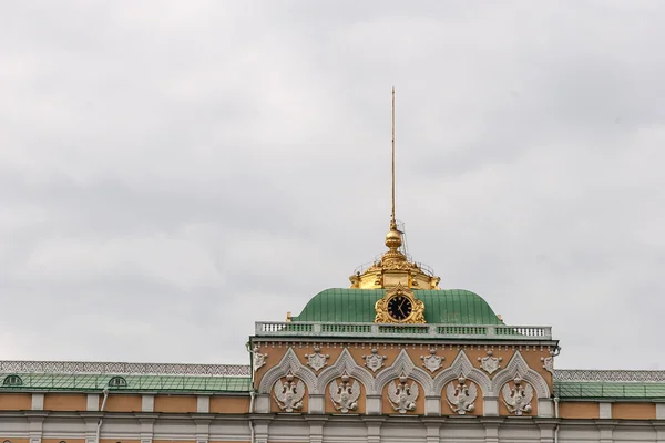 Здание Московского Кремля в летнее время — стоковое фото