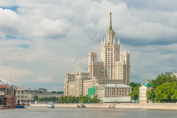 Kotelnicheskaya nasyp budynku — Zdjęcie stockowe