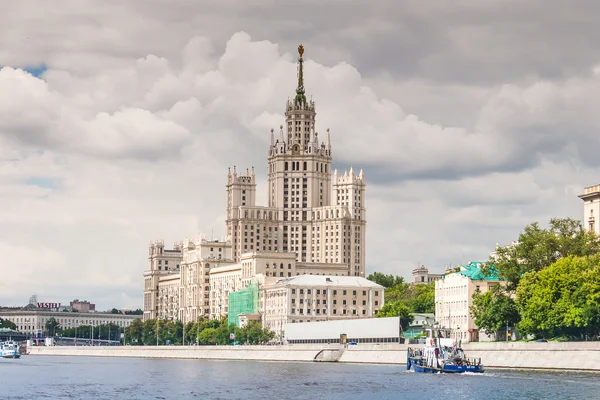 Kotelnicheskaya の堤防の建物 — ストック写真