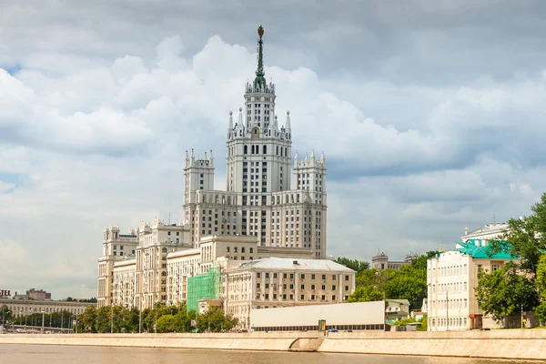 Kotelnicheskaya の堤防の建物 — ストック写真