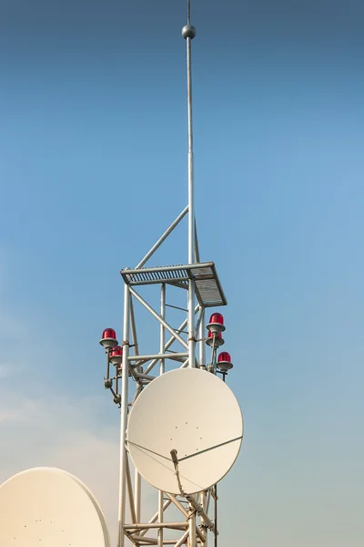 Antena satélite en el techo —  Fotos de Stock