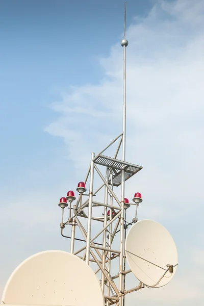 Satellietantenne op dak — Stockfoto