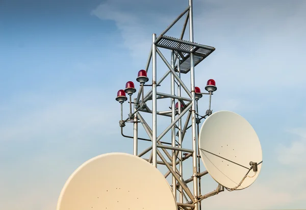 Antena satélite en el techo —  Fotos de Stock