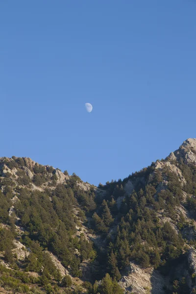Luna sobre las montañas — Foto de Stock