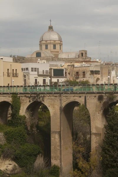 Γυμνός άνδρας, κρατώντας ένα λευκό του σκάφους — ストック写真