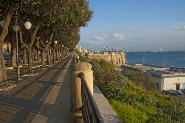 Taranto, 이탈리아에서 이오니아 바다 해안 — 스톡 사진