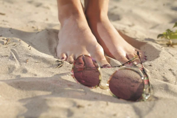 Woman feet with dark pedicure on the sand — Stock Photo, Image