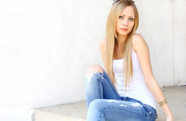 Szabadtéri fotó csinos tizenéves lány ül — Stock Fotó
