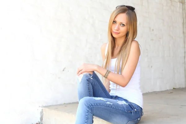 Foto al aire libre de bastante adolescente sentada — Foto de Stock